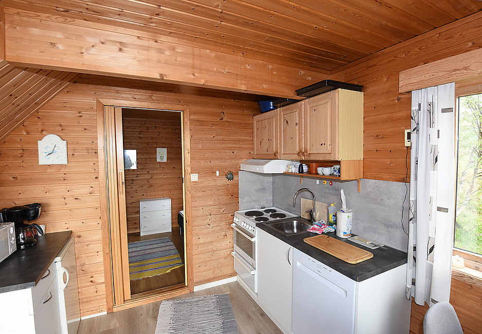 Der Küchenbereich von Haus 4 in Finnkroken mit Geschirrspüler.