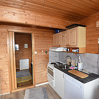 Der Küchenbereich von Haus 4 in Finnkroken mit Geschirrspüler.
