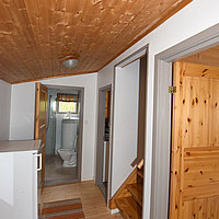 Der Eingangsbereich im Haus 6 in Finnkroken mit Tiefkühltruhe.