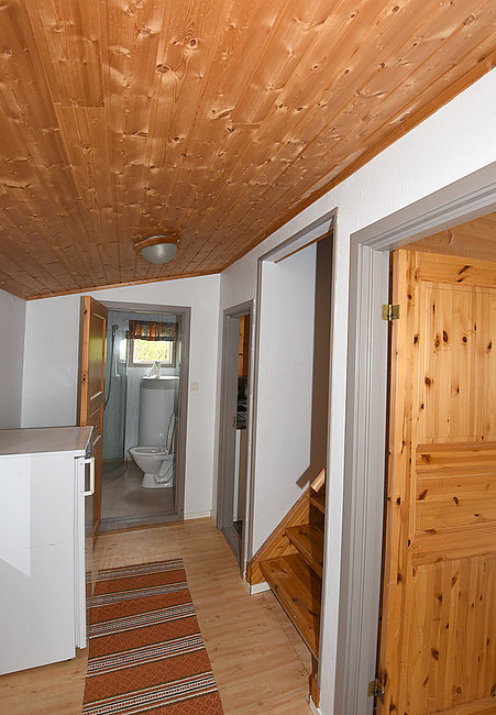 Der Eingangsbereich im Haus 6 in Finnkroken mit Tiefkühltruhe.