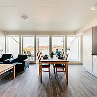 Wohnzimmer des kleinen Apartments mit herrlichem Ausblick.