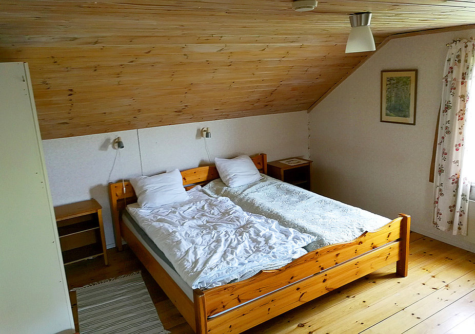Doppelbett im Obergeschoss des Gårdshuset in Schweden.