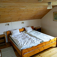 Doppelbett im Obergeschoss des Gårdshuset in Schweden.