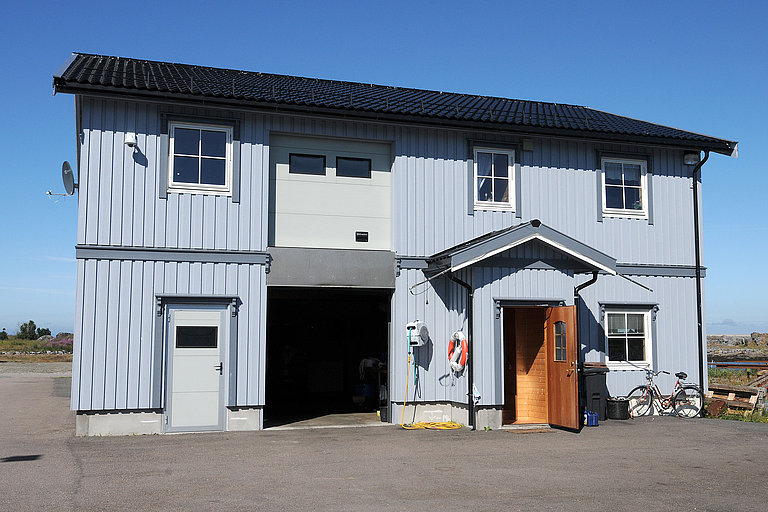 Servicehaus mit Apartment direkt am Hafen: Laukvik Brygge.
