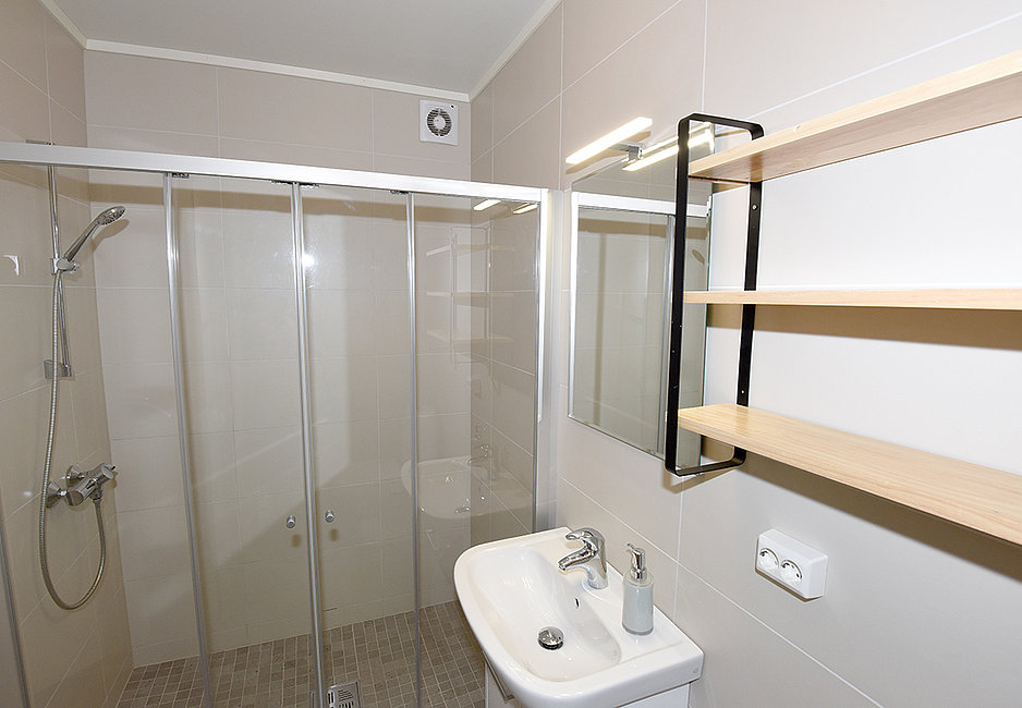 Großes Bad mit Dusche und WC im modernen Apartment Egnerbua.