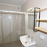 Großes Bad mit Dusche und WC im modernen Apartment Egnerbua.