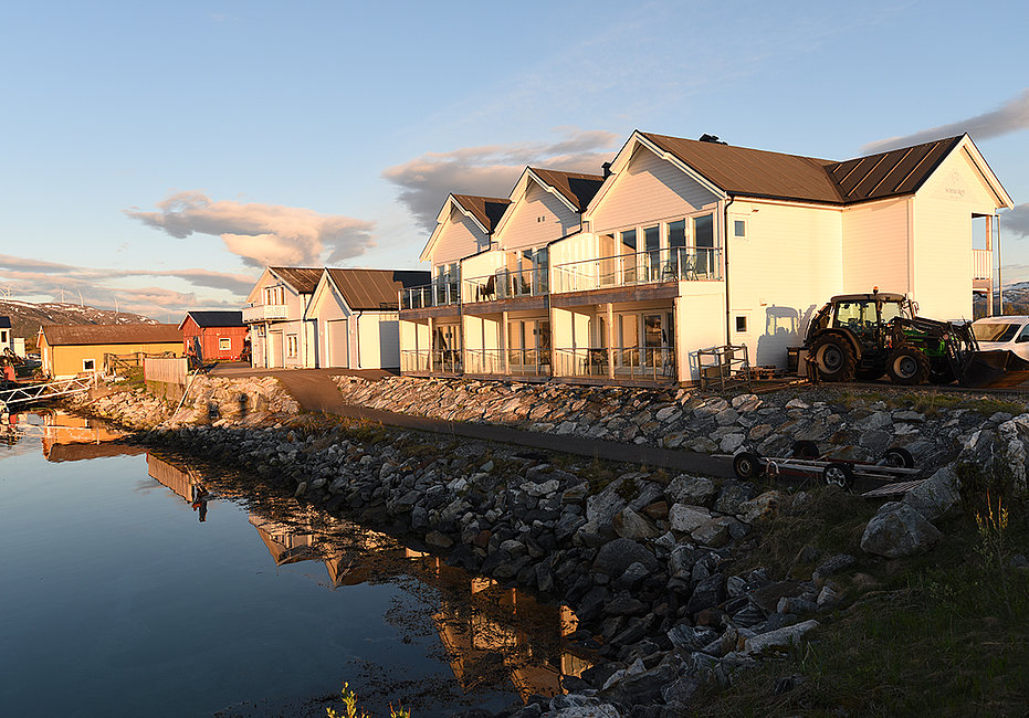 Blick auf das Apartmenthaus am Hafen von Sommarøy.