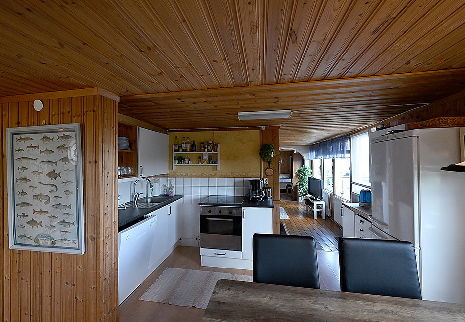 Blick in die voll ausgestattete Küche des Hauses Sjöstugan am Mjörn.