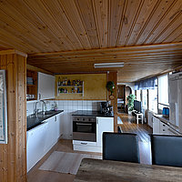 Blick in die voll ausgestattete Küche des Hauses Sjöstugan am Mjörn.