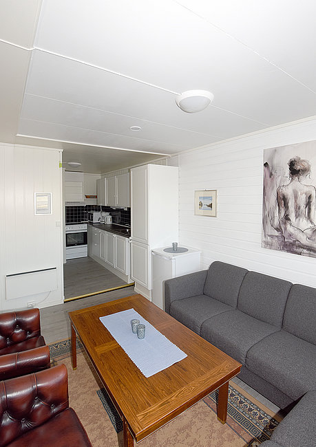 Wohnraum mit Küchenzeile in der großen Ferienwohnung auf Røst.