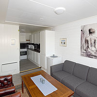 Wohnraum mit Küchenzeile in der großen Ferienwohnung auf Røst.