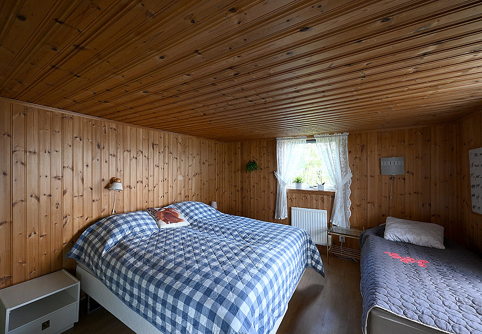 Das Schlafzimmer des Ferienhauses Sjöstugan am Mjörn.