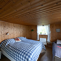 Das Schlafzimmer des Ferienhauses Sjöstugan am Mjörn.