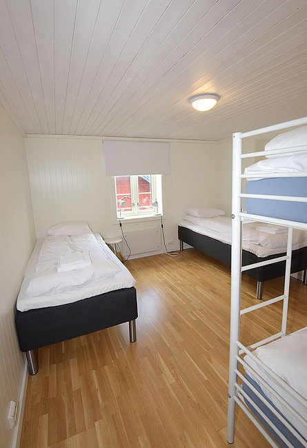 Schlafraum mit Etagenbett und 2 Einzelbetten im Rorbu 3+.