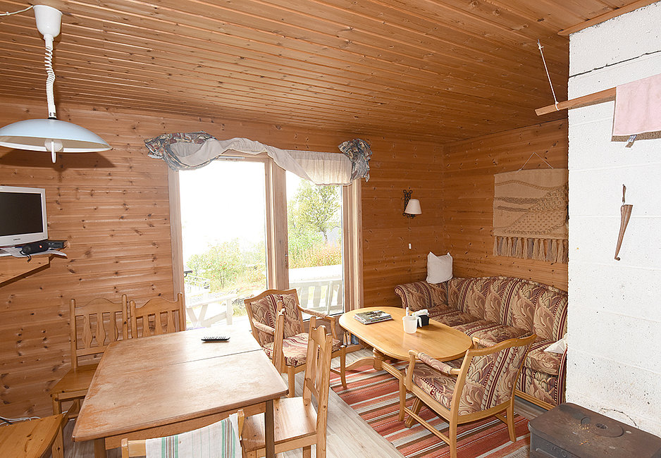 Der geräumige Wohnraum von Haus 1 in Finnkroken.