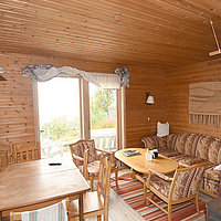 Der geräumige Wohnraum von Haus 1 in Finnkroken.