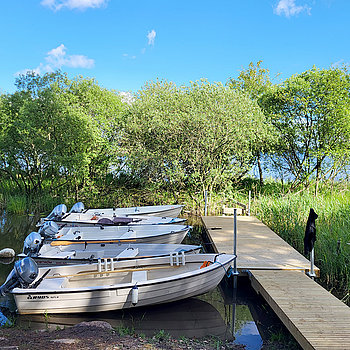  Der Bootssteg mit den 15ft Angelbooten im Camp Lake Mjörn.