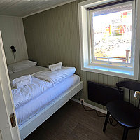 Schlazimmer mit Doppelbett in der Ferienwohnung Olufbua in der Hemmingodden Fishing Lodge in Ballstad auf den Lofoten.