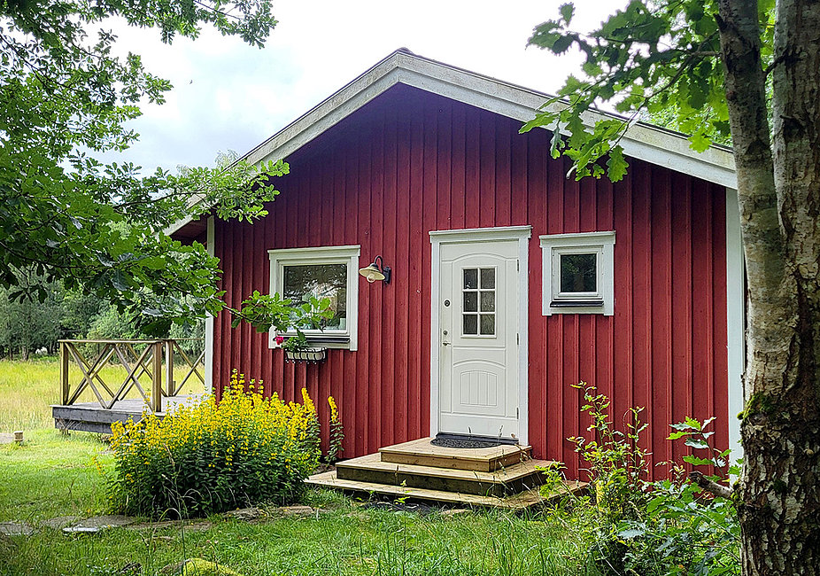 Seitenansicht des Ferienhauses Tomstugan am Mjörn in Schweden.