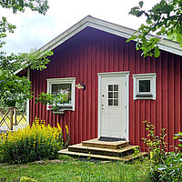 Seitenansicht des Ferienhauses Tomstugan am Mjörn in Schweden.