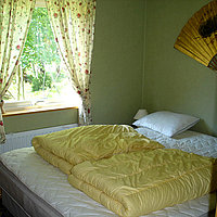 Schlafzimmer Nr. 1 im Haus Tomstugan mit einem Doppelbett.