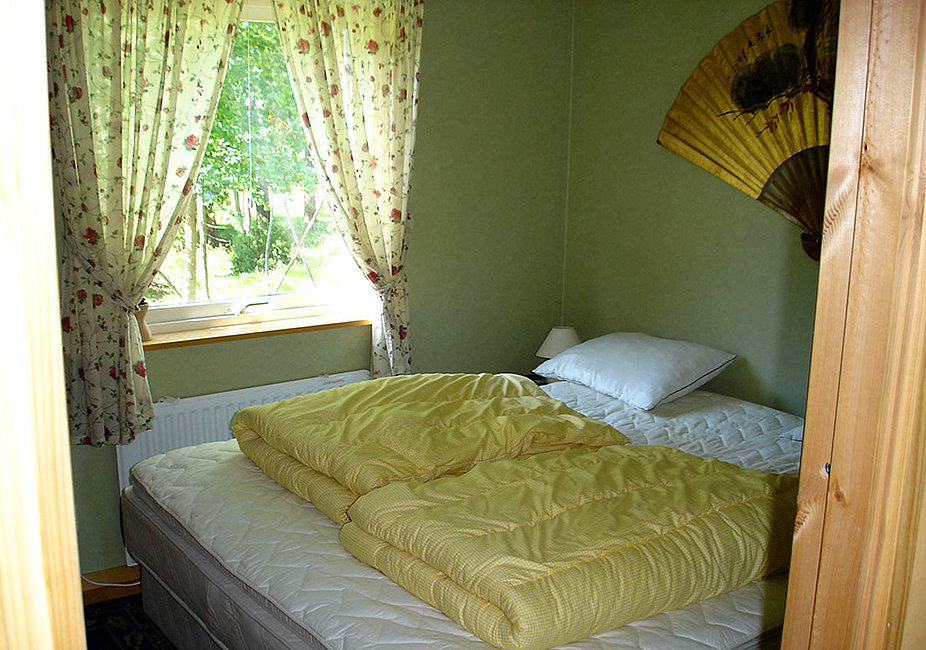 Schlafzimmer Nr. 1 im Haus Tomstugan mit einem Doppelbett.