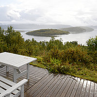 Die Terrasse von Haus 4 mit Panoramablick über Finnkroken.