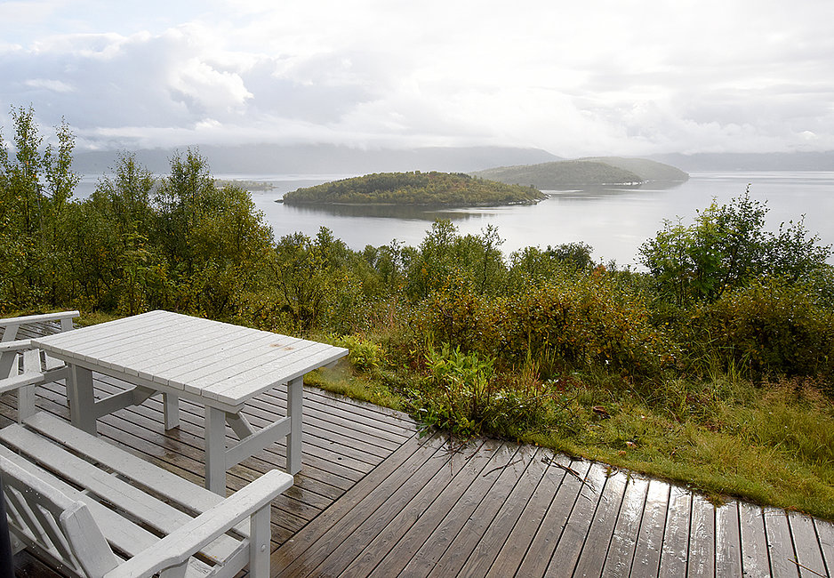 Die Terrasse von Haus 4 mit Panoramablick über Finnkroken.