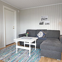 Gemütliches Wohnzimmer in einem Rorbu Typ 1.