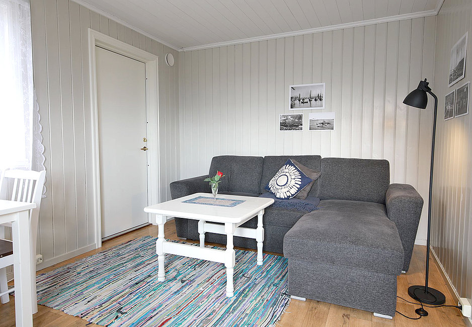 Gemütliches Wohnzimmer in einem Rorbu Typ 1.