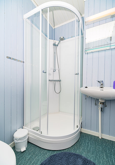 Badezimmer mit Dusche und WC in der Wohnung Kokkbua.