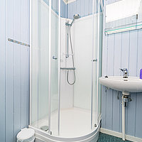 Badezimmer mit Dusche und WC in der Wohnung Kokkbua.