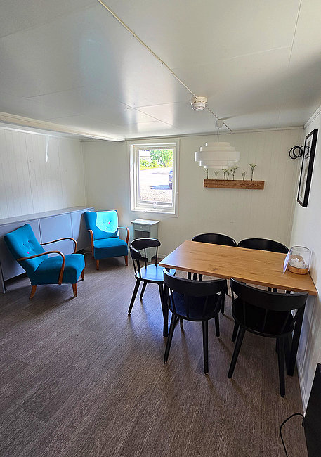 Wohn- und Esszimmer in der Ferienwohnung Olufbua in der Hemmingodden Fishing Lodge in Ballstad auf den Lofoten.