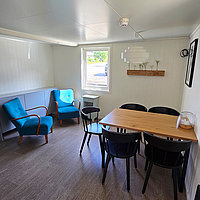 Wohn- und Esszimmer in der Ferienwohnung Olufbua in der Hemmingodden Fishing Lodge in Ballstad auf den Lofoten.