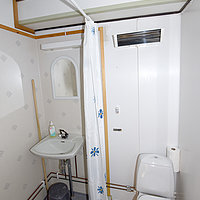 Blick ins zweite Bad in der großen Ferienwohnung auf Røst.