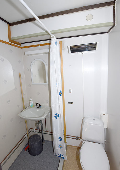Blick ins zweite Bad in der großen Ferienwohnung auf Røst.