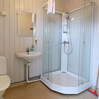 Bad mit Dusche und WC in der 2-Personen-Rorbuwohnung in Å.