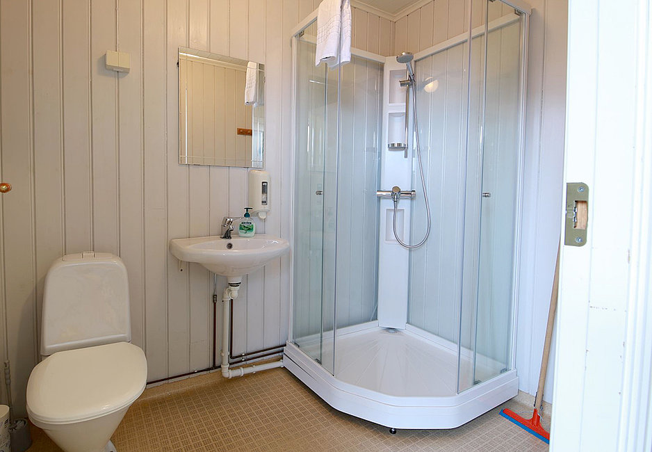 Bad mit Dusche und WC in der 2-Personen-Rorbuwohnung in Å.