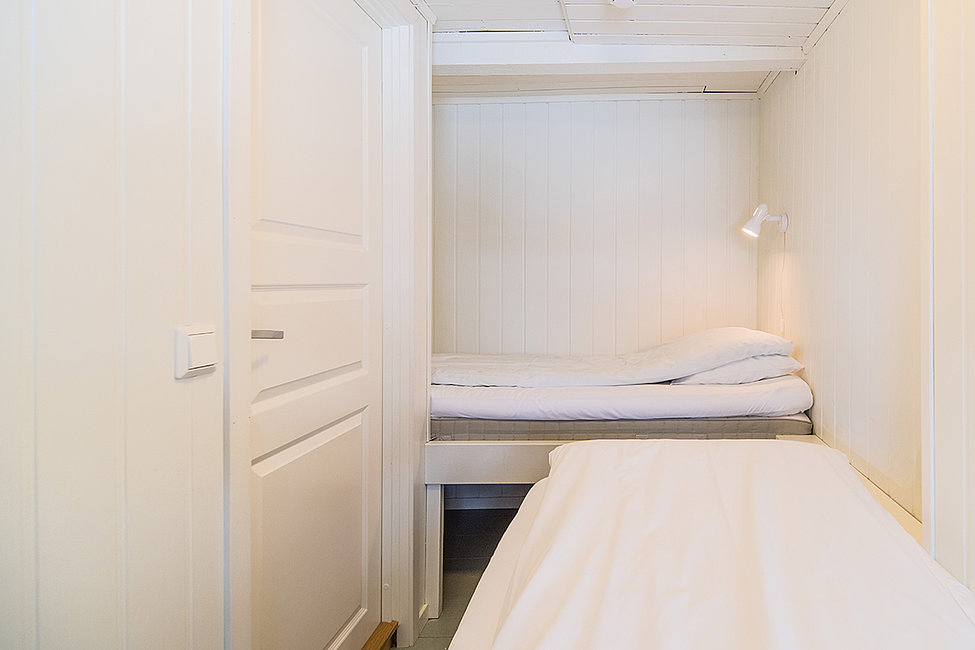 Schlafzimmer 3 in der Rorbu-Wohnung Kokkbua mit 2 Einzelbetten.