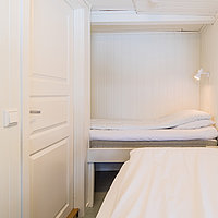Schlafzimmer 3 in der Rorbu-Wohnung Kokkbua mit 2 Einzelbetten.