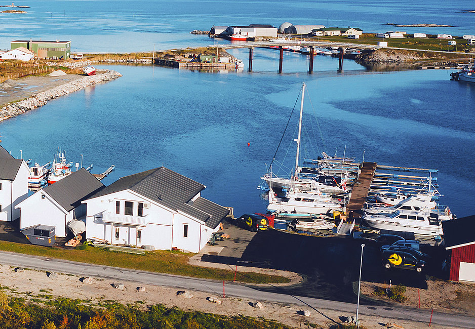 Die kleine Wohnung im Servicehaus direkt am Hafen von Sommarøy.
