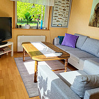 Das Wohnzimmer des Tomstugan im Camp Lake Mjörn.