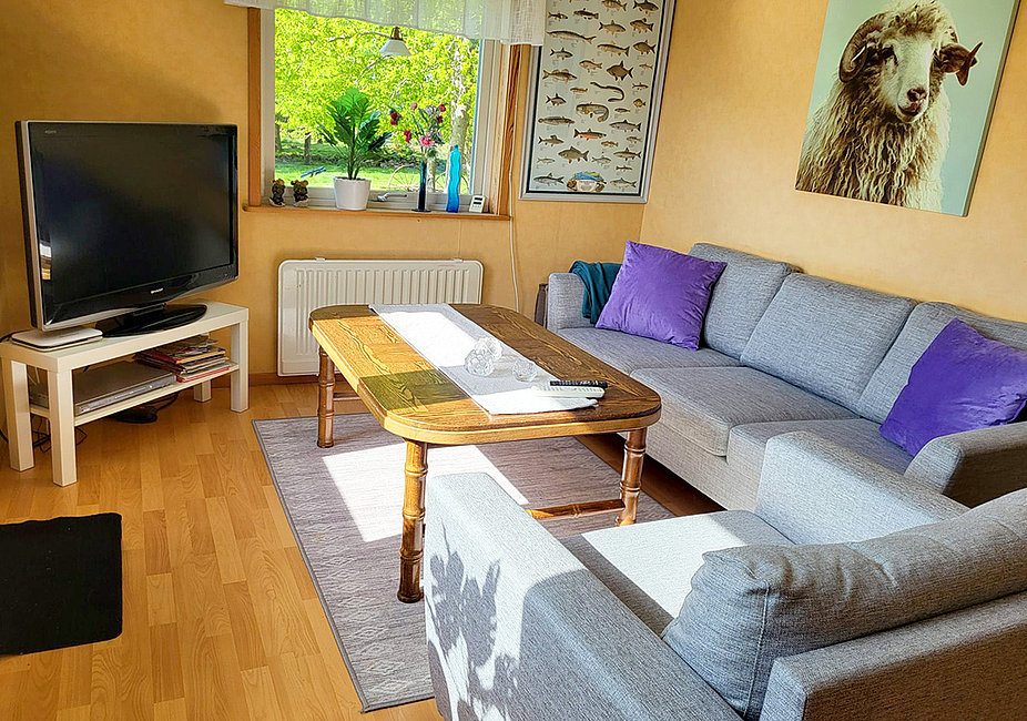 Das Wohnzimmer des Tomstugan im Camp Lake Mjörn.