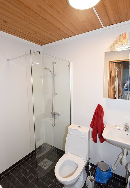 Blick ins Bad mit Dusche / WC im Finnkroken Haus 1.