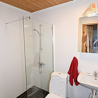 Blick ins Bad mit Dusche / WC im Finnkroken Haus 1.
