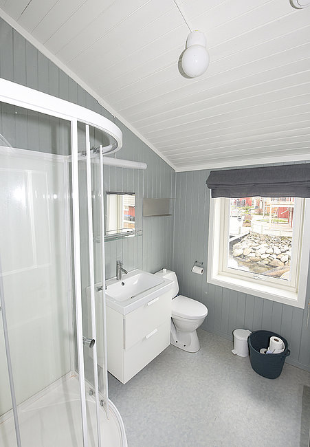 Das Badezimmer der Garnbua in Hemmingodden mit Dusche und WC.