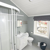 Das Badezimmer der Garnbua in Hemmingodden mit Dusche und WC.