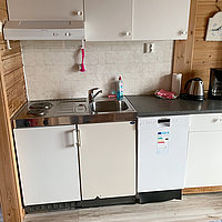 Finnkroken Haus 2 mit einer voll eingerichteten Küchenzeile.