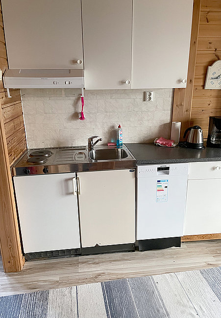 Finnkroken Haus 2 mit einer voll eingerichteten Küchenzeile.