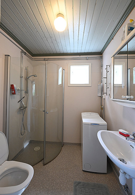 Das Bad mit Dusche und WC im Timmerhuset in Schweden.